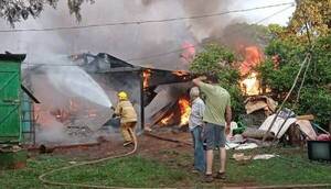 Vivienda ardió en llamas y abuelito lo perdió todo anga