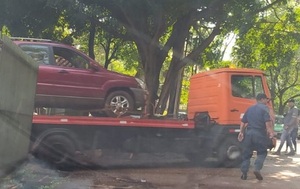 Diario HOY | Le llevaron el auto al corralón acusándola de fungir de "bus escolar", denuncian