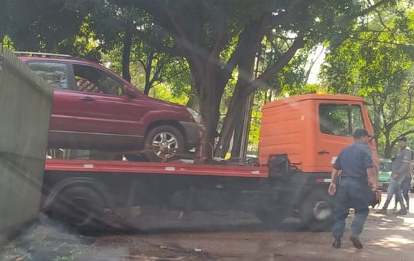 Diario HOY | Le llevaron el auto al corralón acusándola de fungir de "bus escolar", denuncian