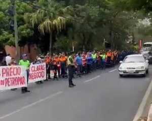 Emblemas privados se manifiestan por diferencia de precio del combustible - ADN Digital