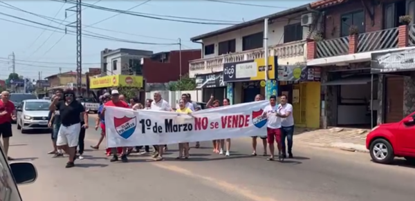 Versus / Fanáticos del 1° de Marzo se manifiestan contra el presidente actual