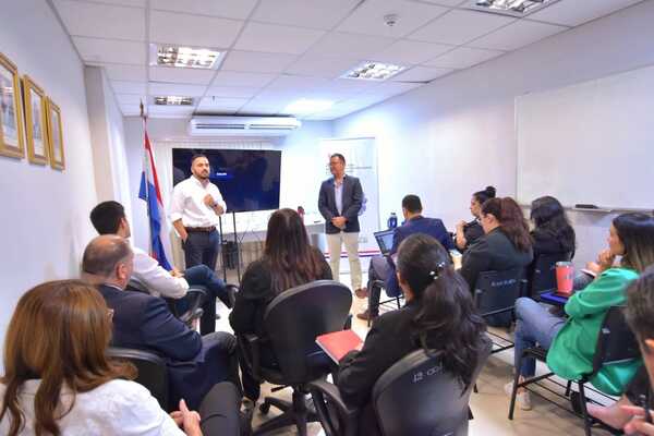 Taller interactivo de comunicación en SEDERREC busca mejorar la relación con los connacionales