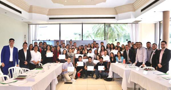 La Nación / Jóvenes destacados recibieron becas de Secretaría Nacional de la Juventud