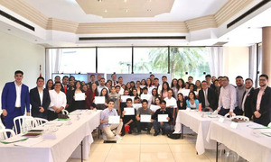 Un grupo de Jóvenes destacados recibieron becas de Secretaría Nacional de la Juventud