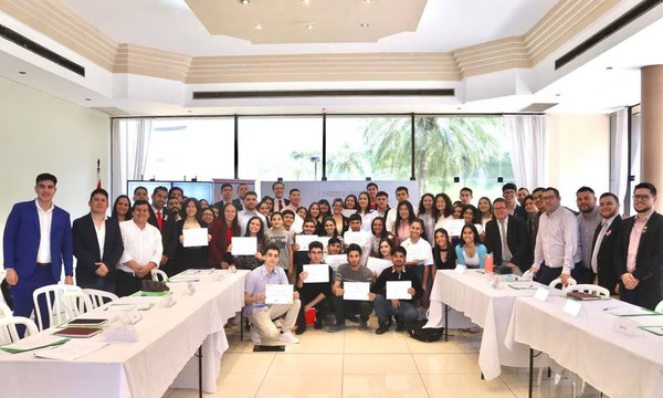 Un grupo de Jóvenes destacados recibieron becas de Secretaría Nacional de la Juventud