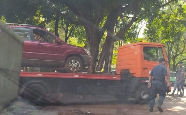 PMT lleva vehículo a corralón por acusar a dueña de proceder de transporte escolar