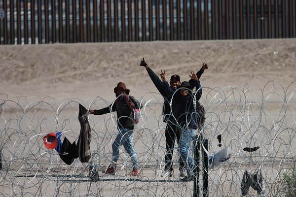 Migrantes en México caen en estafas de hasta 20.000 dólares ante las fallas del CBP One - MarketData