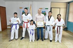 ENTREGAN CERTIFICADO DE RECONOCIMIENTO A ATLETAS QUE REPRESENTAN AL DISTRITO DE CAMBYRETA