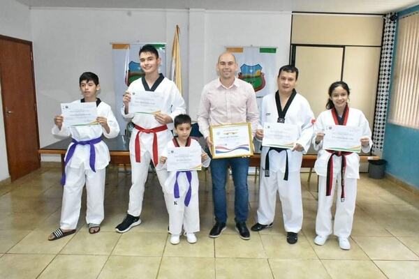 ENTREGAN CERTIFICADO DE RECONOCIMIENTO A ATLETAS QUE REPRESENTAN AL DISTRITO DE CAMBYRETA