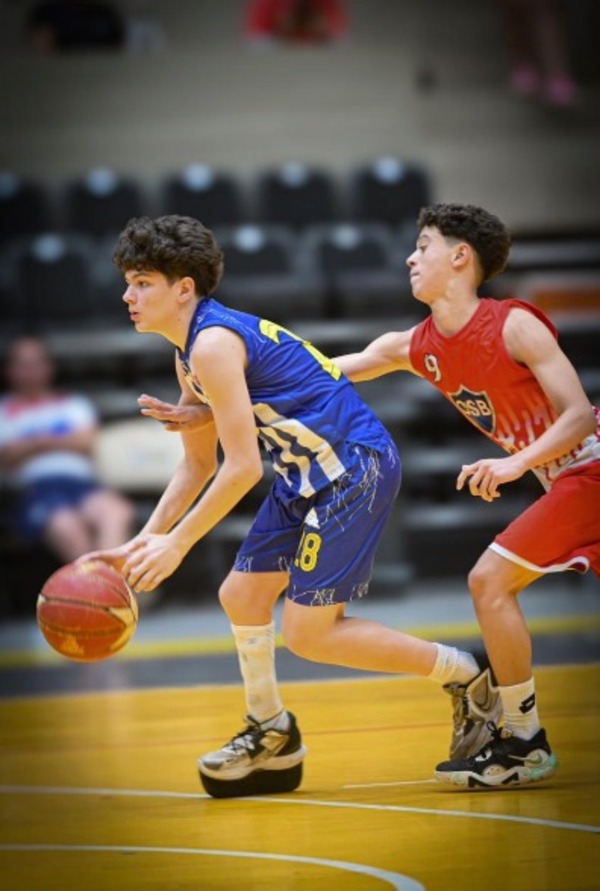 Resaltan historia de vida de joven campeón en baloncesto de juegos estudiantiles