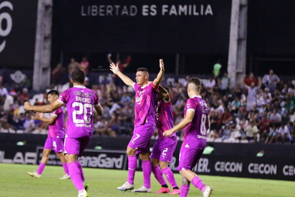 Versus / Especialidad de la casa: El golazo de tiro libre de "Tacuara" Cardozo