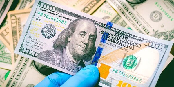 El dólar sigue en alza y preocupa efecto sobre las compras para fin de año - Economía - ABC Color