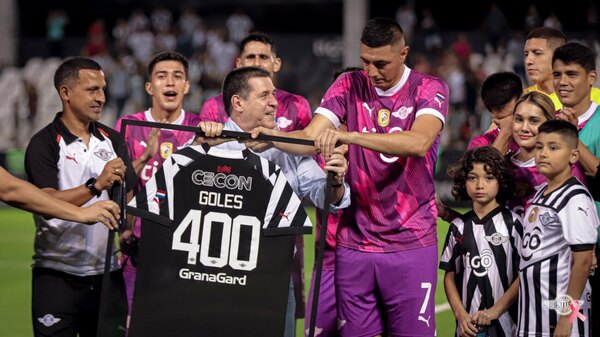 Versus / El reconocimiento de Libertad a "Tacuara" Cardozo por un gol especial
