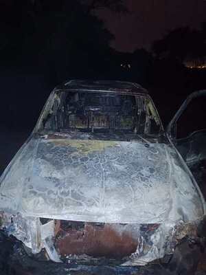 DESPERFECTO MECÁNICO PROVOCA INCENDIO QUE CONSUME A UN AUTOMÓVIL