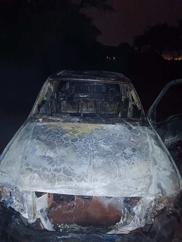 DESPERFECTO MECÁNICO PROVOCA INCENDIO QUE CONSUME A UN AUTOMÓVIL
