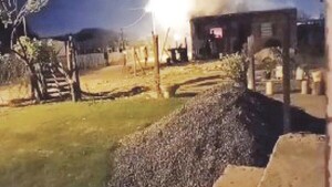 Quemó la casa de su ex y se escapó