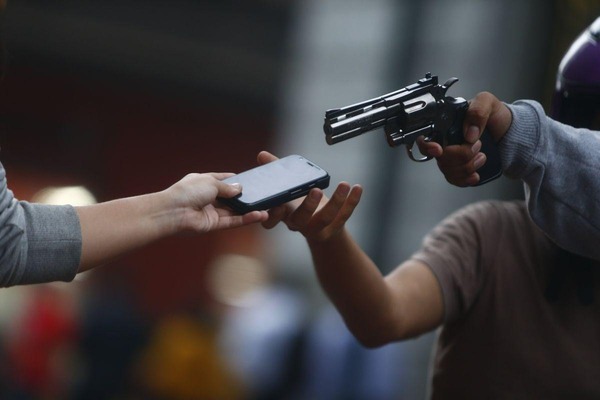 Perú: castigarán con 30 años de cárcel el robo de celulares