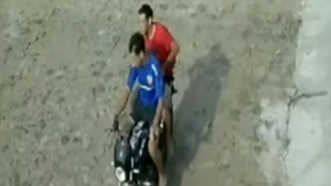 Motochorros golpean y asaltan a una mujer embarazada en Lambaré - Noticiero Paraguay