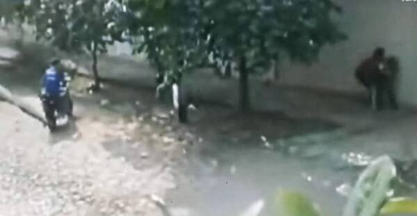 Atraco violento: motoasaltantes golpean a mujer embarazada