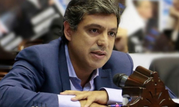 Creen que el Senador argentino hallado muerto se quitó la vida tras encontrar a su esposa con su compadre