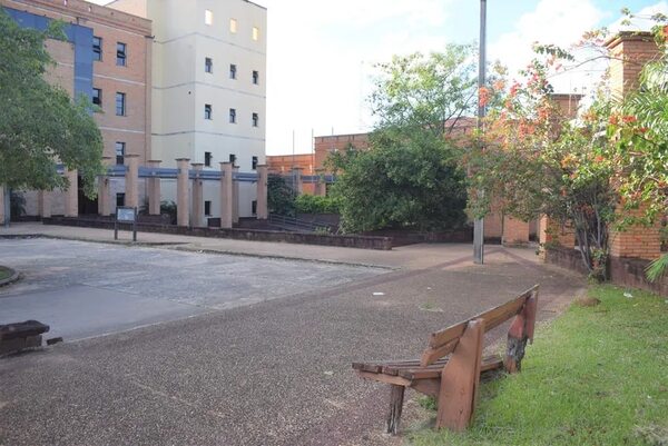 Hurtan G. 10 millones a conocida sindicalista en pleno Palacio de Justicia de Paraguarí - Policiales - ABC Color