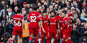 Versus / Salah define el derby a favor del Liverpool, que iguala a Tottenham y Arsenal
