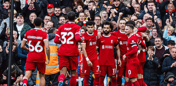 Versus / Salah define el derby a favor del Liverpool, que iguala a Tottenham y Arsenal