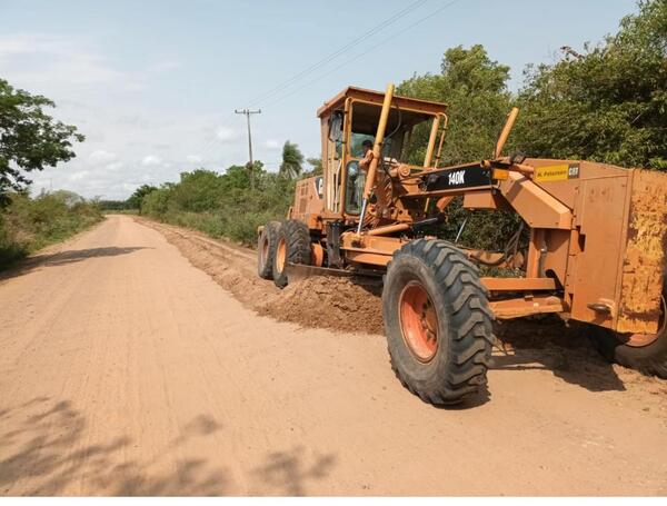 MOPC realiza trabajos de mejoras de caminos vecinales en seis departamentos