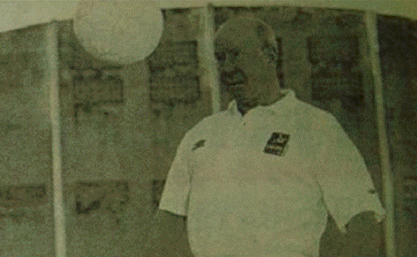 Versus / Recordando la visita de Sir Bobby Charlton a la Toldería