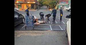 La Nación / Viral: motociclista perdió accidentalmente un dineral en alcantarillado