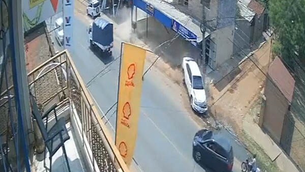 Conductor pierde el control de su vehículo y choca contra columna en Ñemby