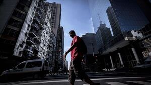 La mitad de los argentinos antepone la eficiencia a la democracia, según encuesta
