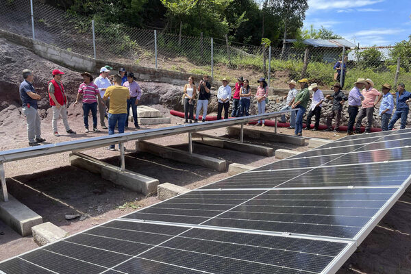 Júbilo en la aldea hondureña del El Santuario que esperó dos siglos para tener electricidad en casa - MarketData