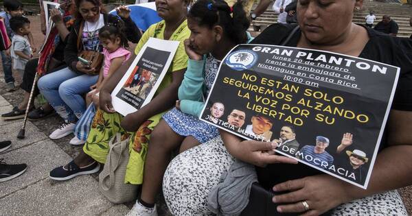 La Nación / Nicaragua exilia al Vaticano a 12 sacerdotes que estaban presos