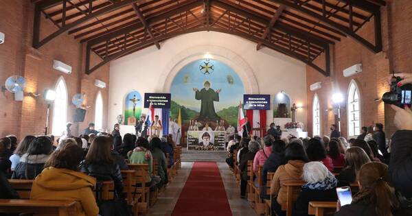 La Nación / Reliquia de Juan Pablo II, en parroquia San Chárbel