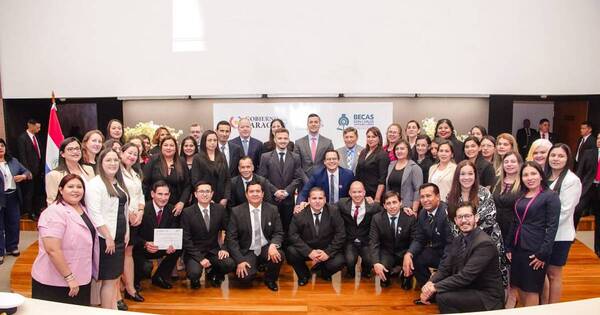 La Nación / Gobierno entrega becas a docentes para formarse en el extranjero