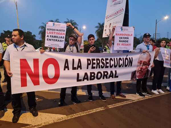 Descontratados de Itaipú Binacional se manifiestan frente a la entidad - Megacadena - Diario Digital