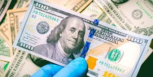 Agentes estiman que dólar seguirá en alza y  superaría G. 7.500 a fin de año - Economía - ABC Color