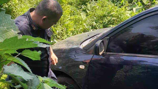 Encuentran vehículo abandonado en zona boscosa de Maria Auxiliadora