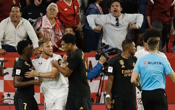Versus / Seguidor del Sevilla expulsado por "comportamientos racistas" contra Vinicius