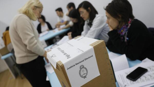 Argentina vota para elegir presidente en comicios decisivos para salir de la crisis