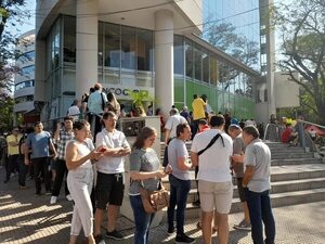 Larga fila de electores en consulado argentino de Asunción - Política - ABC Color