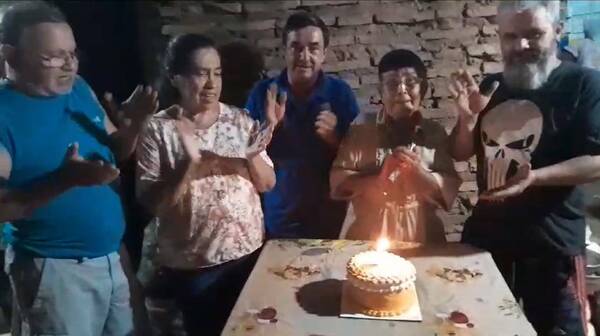Emotivo: festejaron cumpleaños a abuelita recicladora
