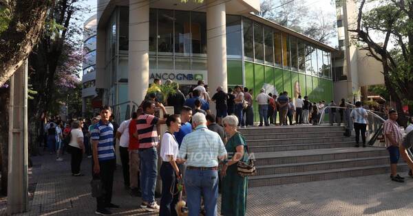 La Nación / Largas filas en Consulado argentino en Paraguay para votación presidencial