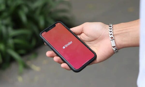 Según una encuesta, el joven paraguayo prefiere Tinder y el adulto opta por LinkedIn