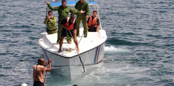 Detienen a 14 migrantes en una embarcación cerca de la costa oeste de Puerto Rico - Mundo - ABC Color