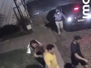 Video: tres hombres asaltan a varias personas en barrios Carmelitas y Villa Morra de Asunción - Policiales - ABC Color