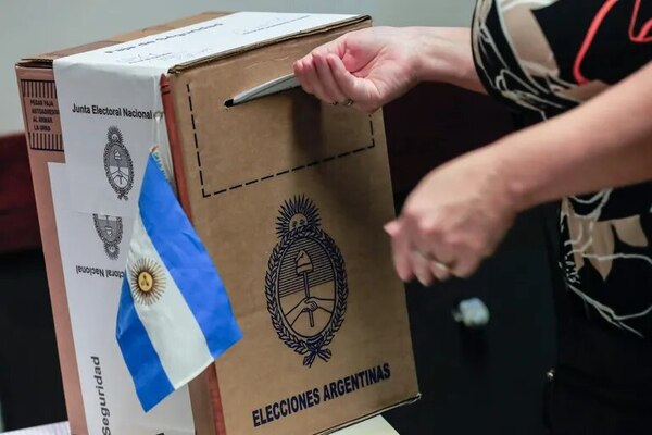 Casi un 30 % del padrón electoral argentino votó hasta el mediodía - Mundo - ABC Color