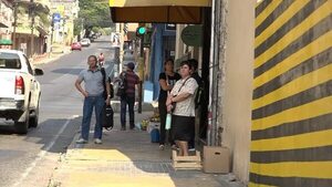 Pasajeros sufren el calor ante la falta de refugios en el microcentro de Asunción - Nacionales - ABC Color