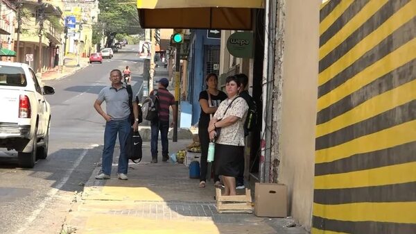 Pasajeros sufren el calor ante la falta de refugios en el microcentro de Asunción - Nacionales - ABC Color